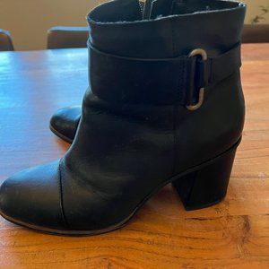 7.5 black leather Korks bootie